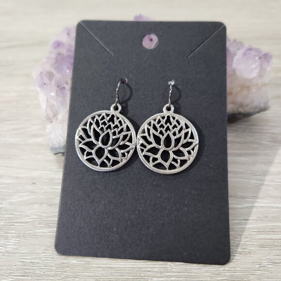 Fashion Jewlery Silvertone with Roung Lotus Flower Dangle Earings - Picture 5 of 7